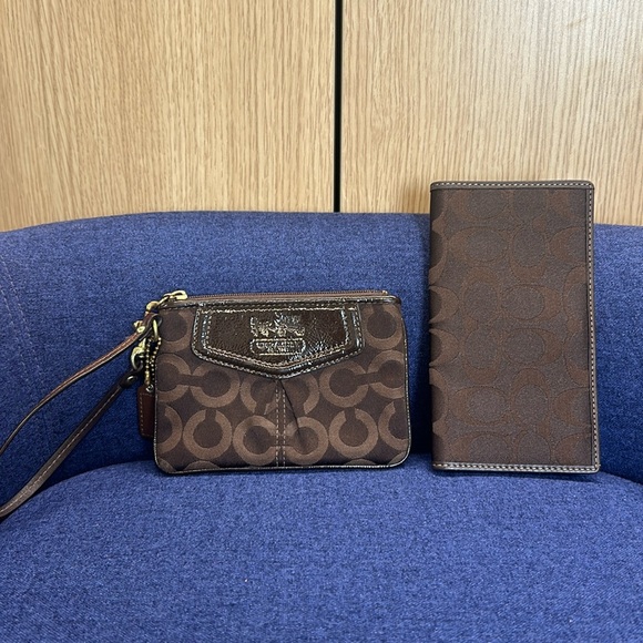 🔥🔥🔥Coach Brown Signature Wristlet And Matching Bifold Wallet - Picture 1 of 11